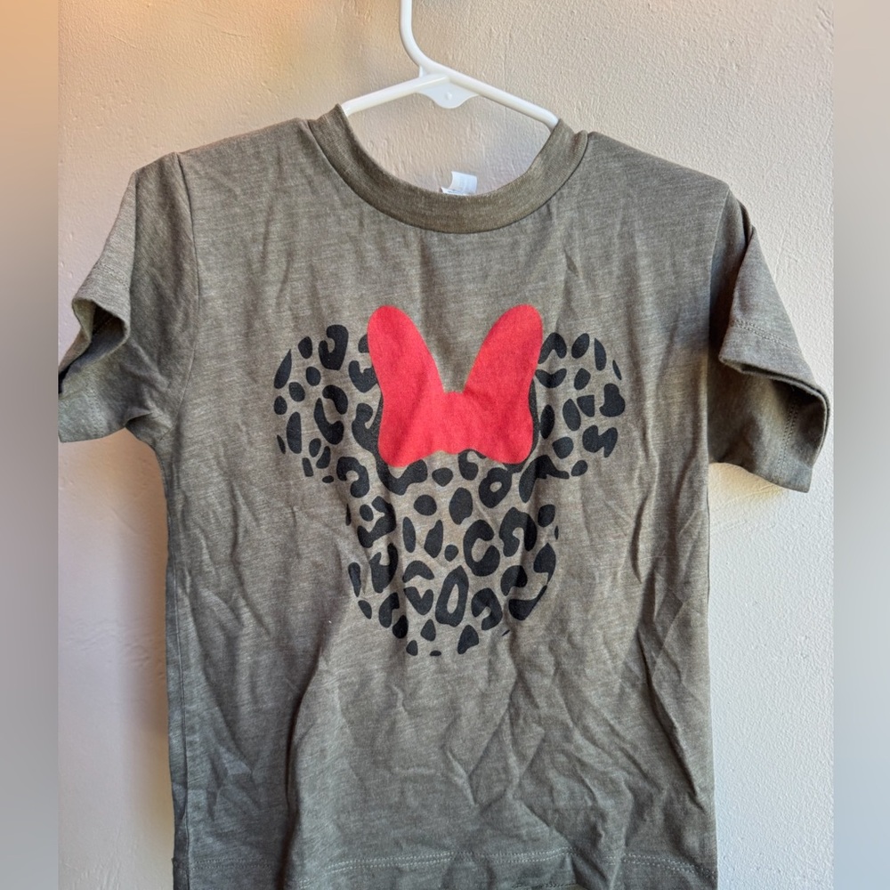 Disney animal kingdom theme soft T olive green Minnie detail 3T